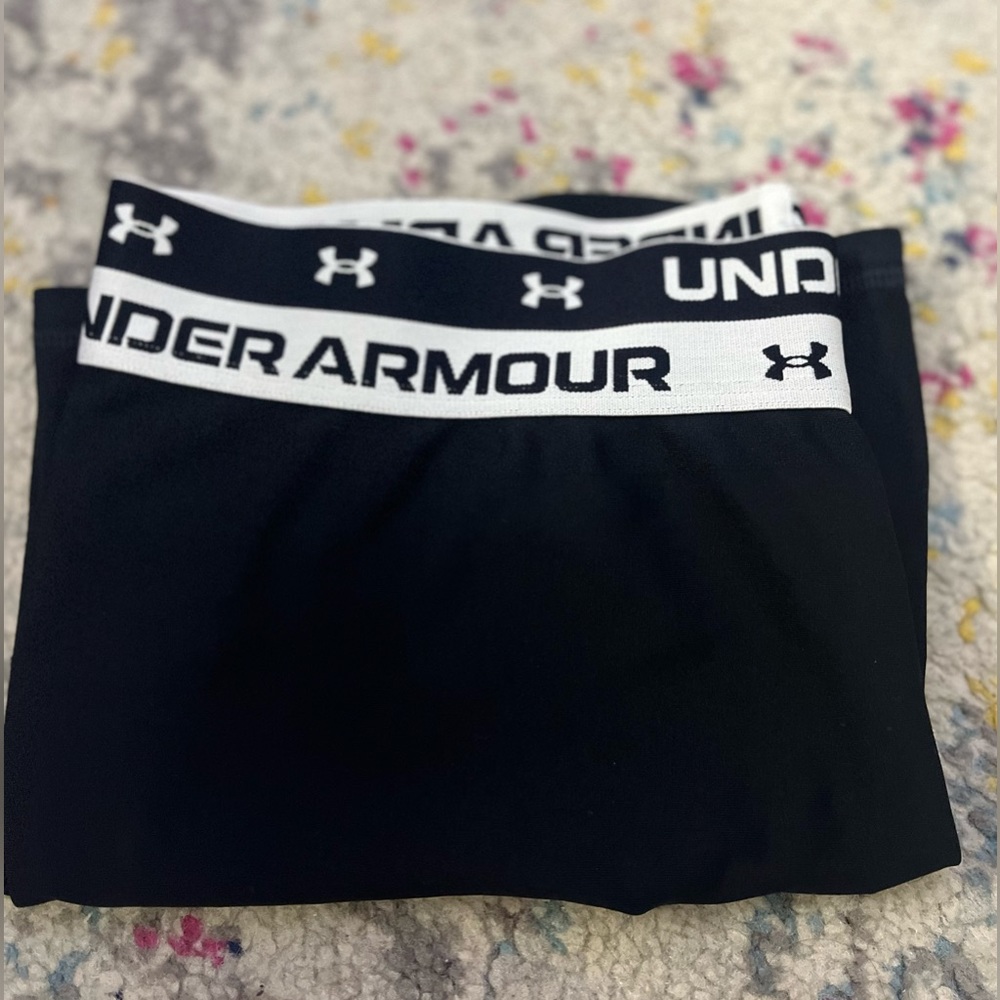 Girls Under Armour black fitted shorty shorts size.